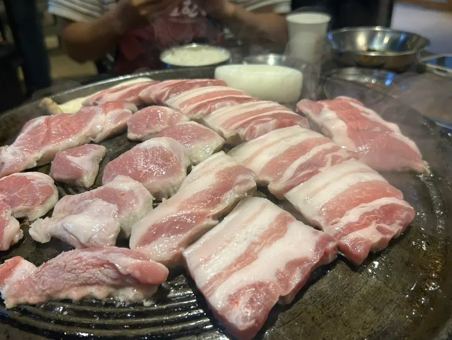 기름칠을 마친 달궈진 솥뚜껑 불판