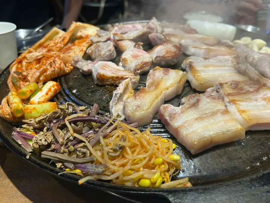솥뚜껑에 올린 두툼한 오겹살과 가브리살