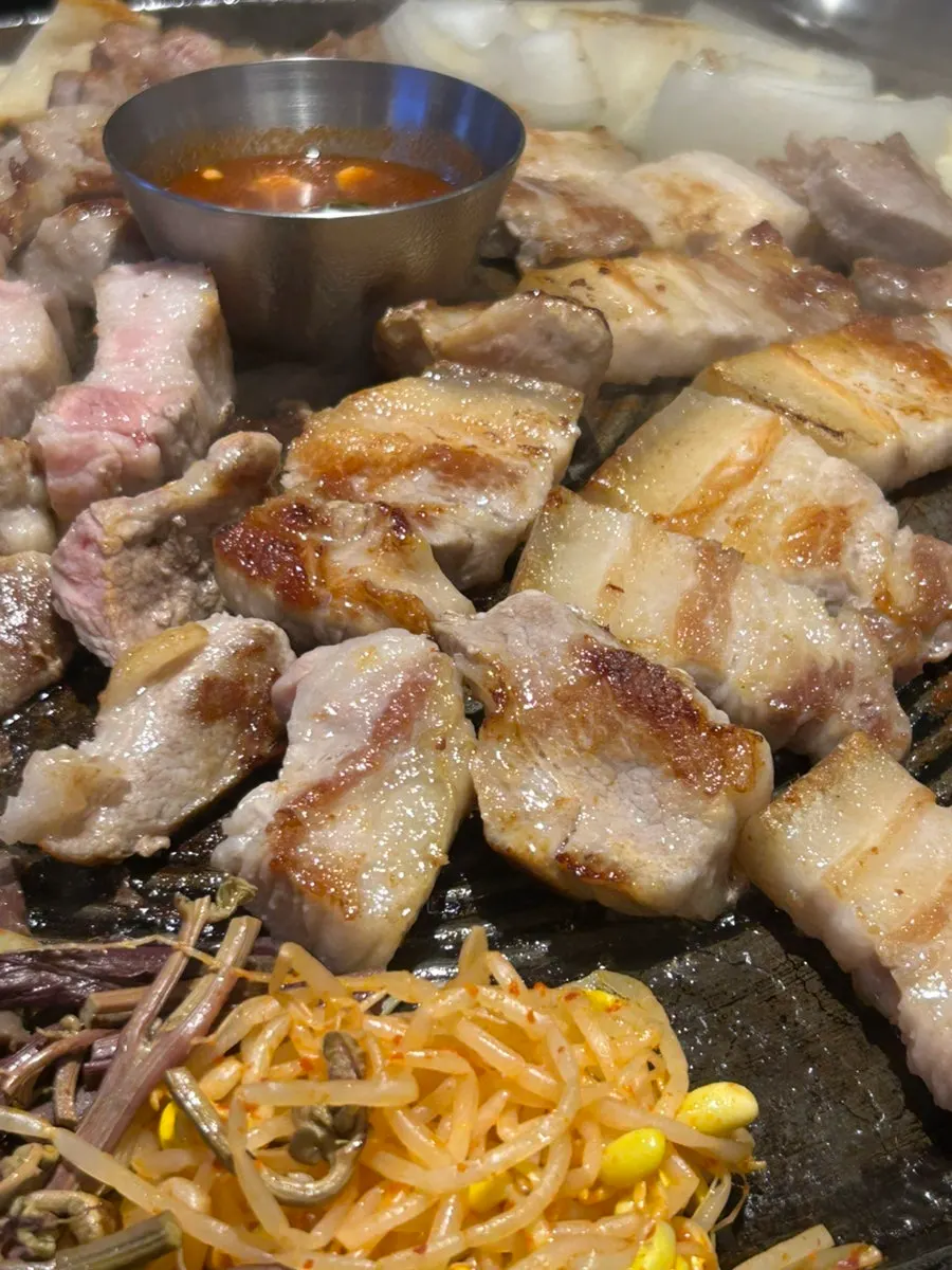 직원이 직접 구워주는 솥뚜껑 오겹살