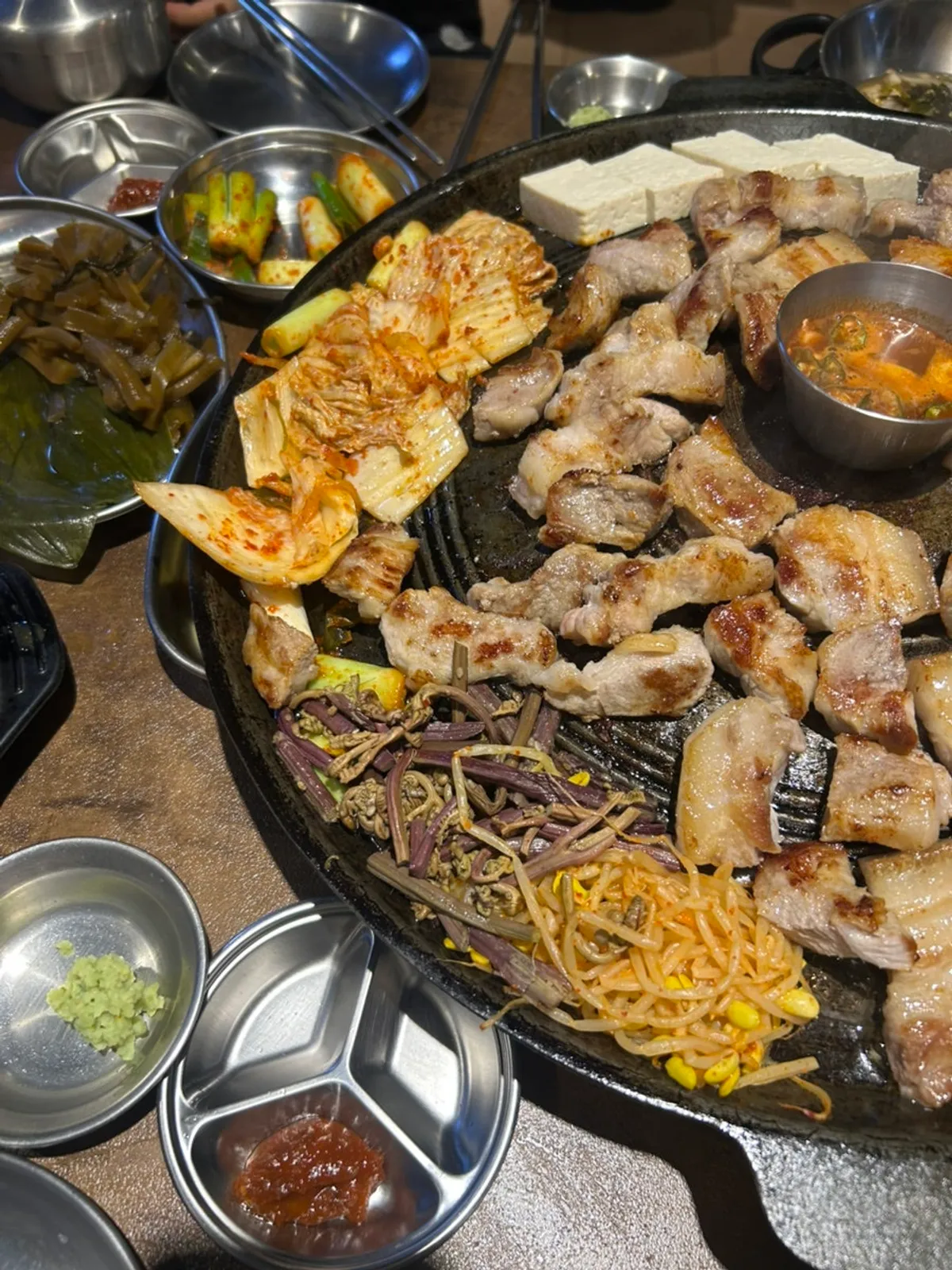 솥뚜껑 위 오겹살과 함께 구운 김치와 채소