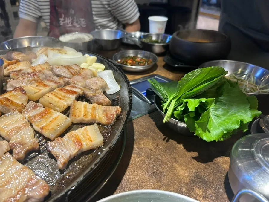 익어가는 가브리살과 곁들인 마늘 두부