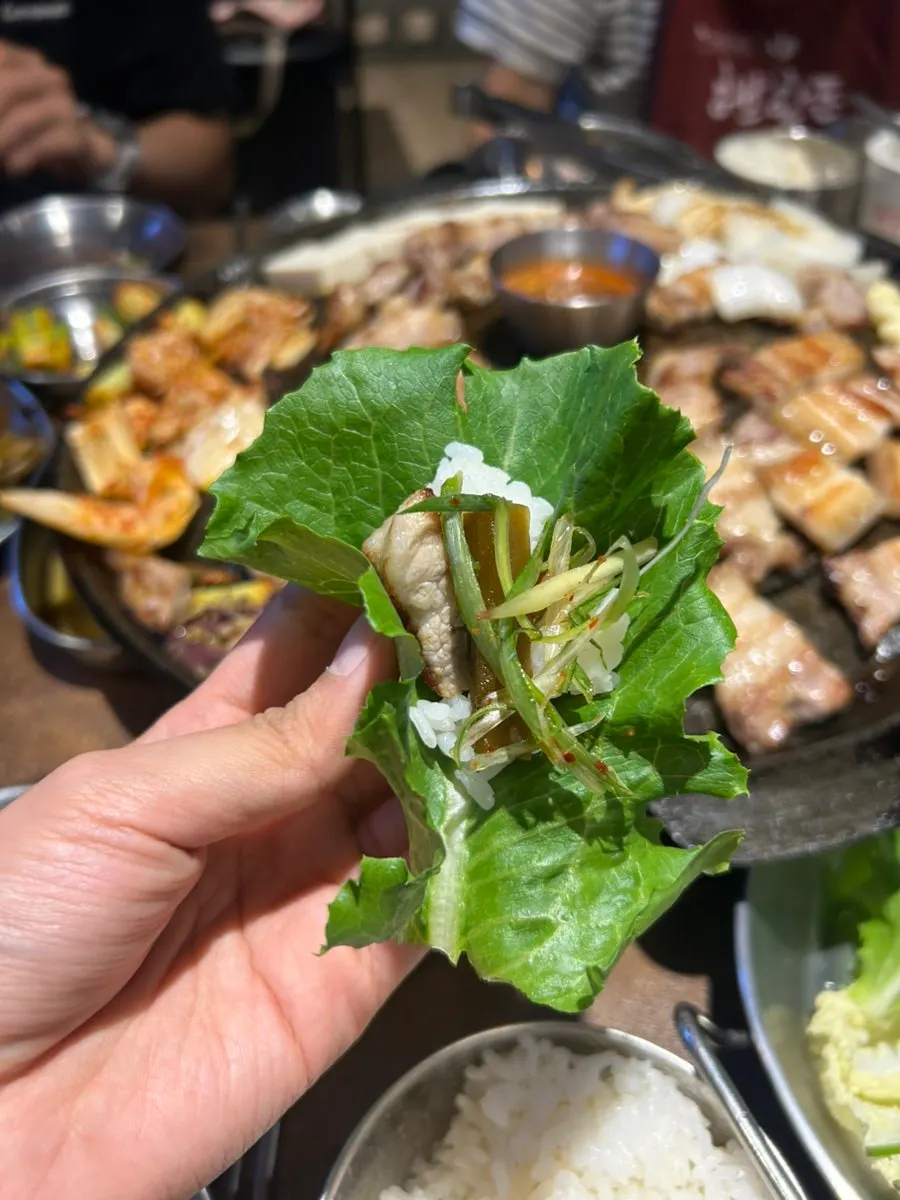 상추와 명이나물에 싸 먹는 오겹살 쌈