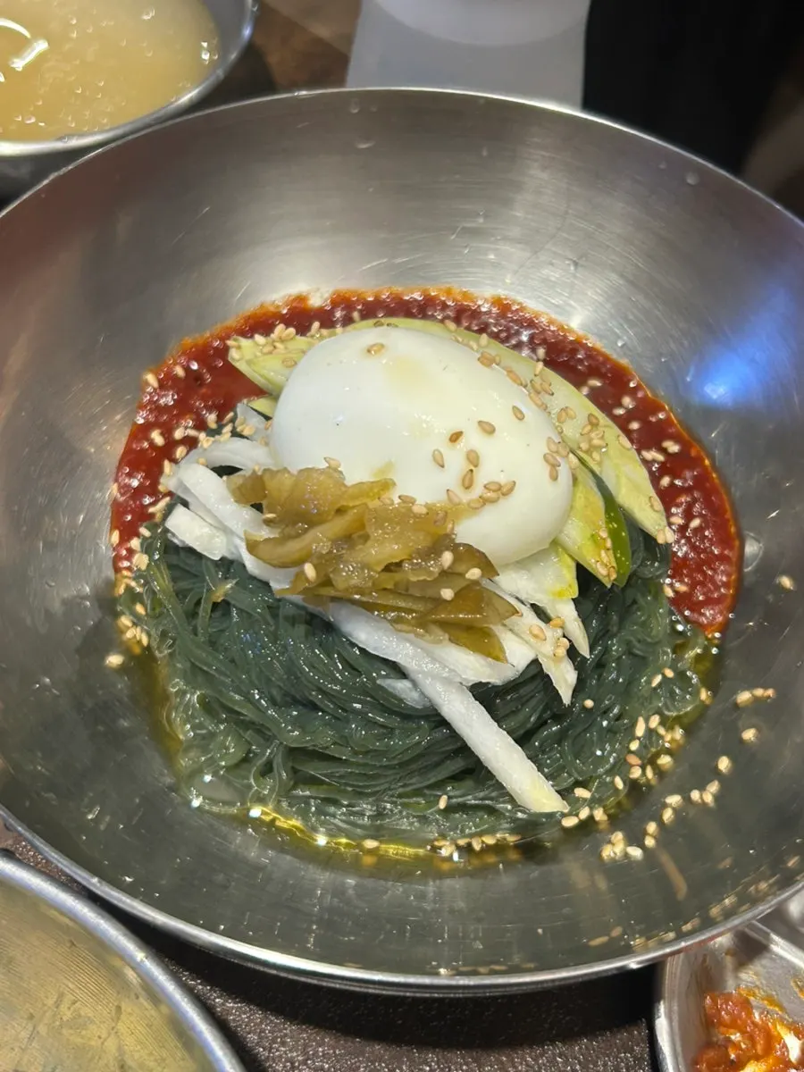 청록색 면이 특징인 고기가온당 곰취냉면