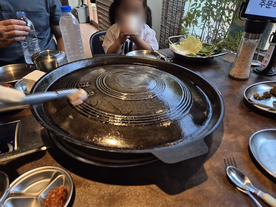 테이블 사이가 분리된 고기가온당 매장 내부