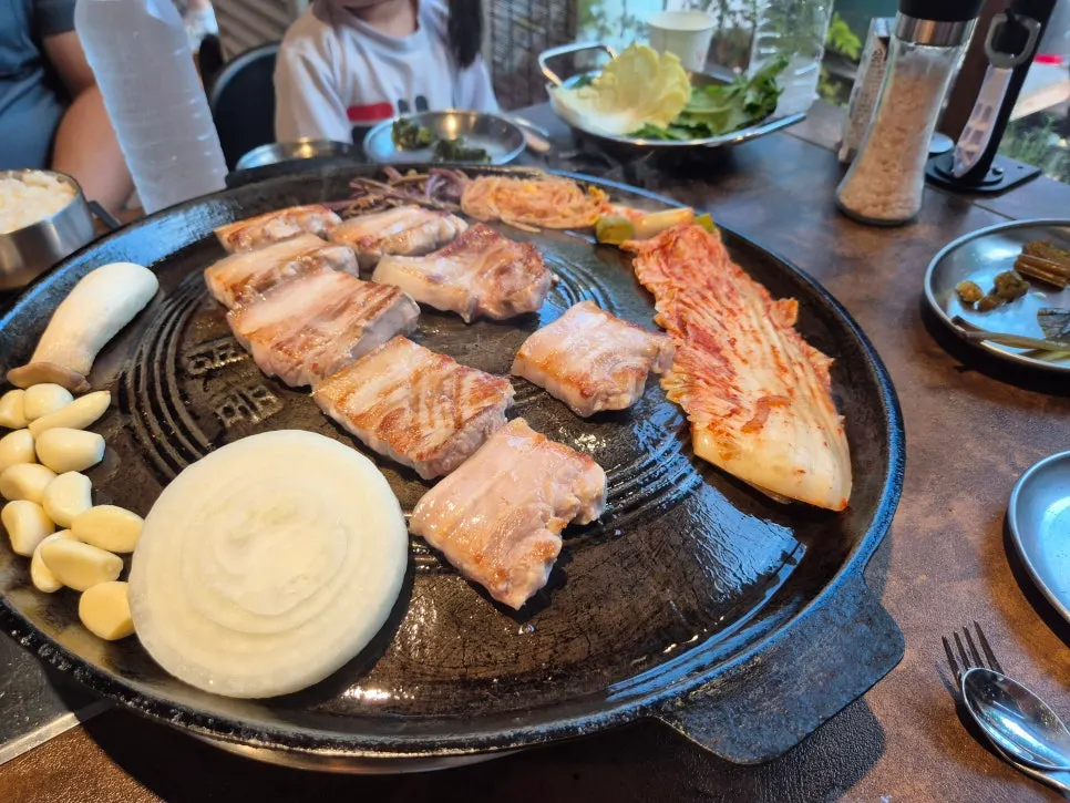 다 익어 바로 먹을 수 있게 구워진 삼겹살