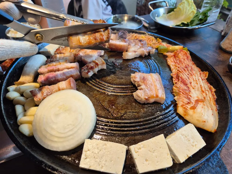 두툼한 삼겹살과 김치를 함께 구운 솥뚜껑