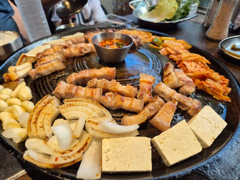 겉은 노릇하고 속은 촉촉한 솥뚜껑삼겹살