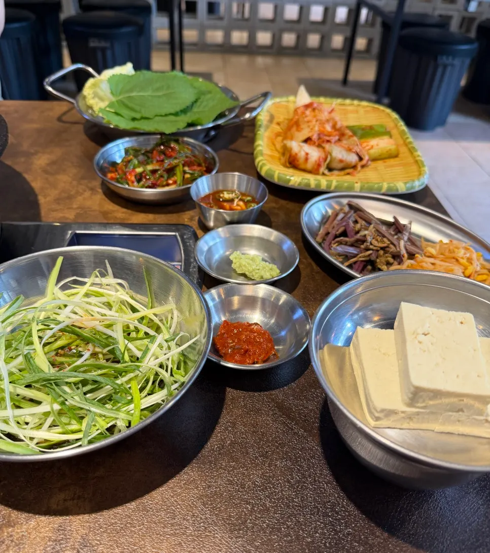 파김치와 수제 배추김치가 포함된 밑반찬 한 상