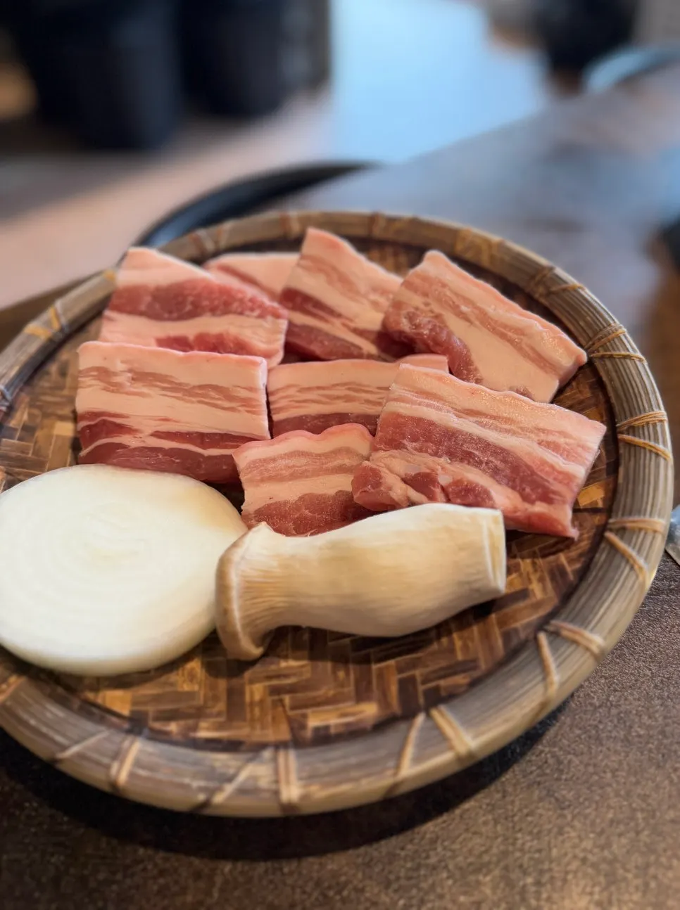 생오겹살 2인분과 양파, 새송이버섯 접시