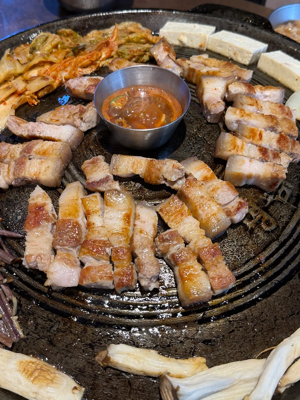 솥뚜껑 가득 익은 오겹살