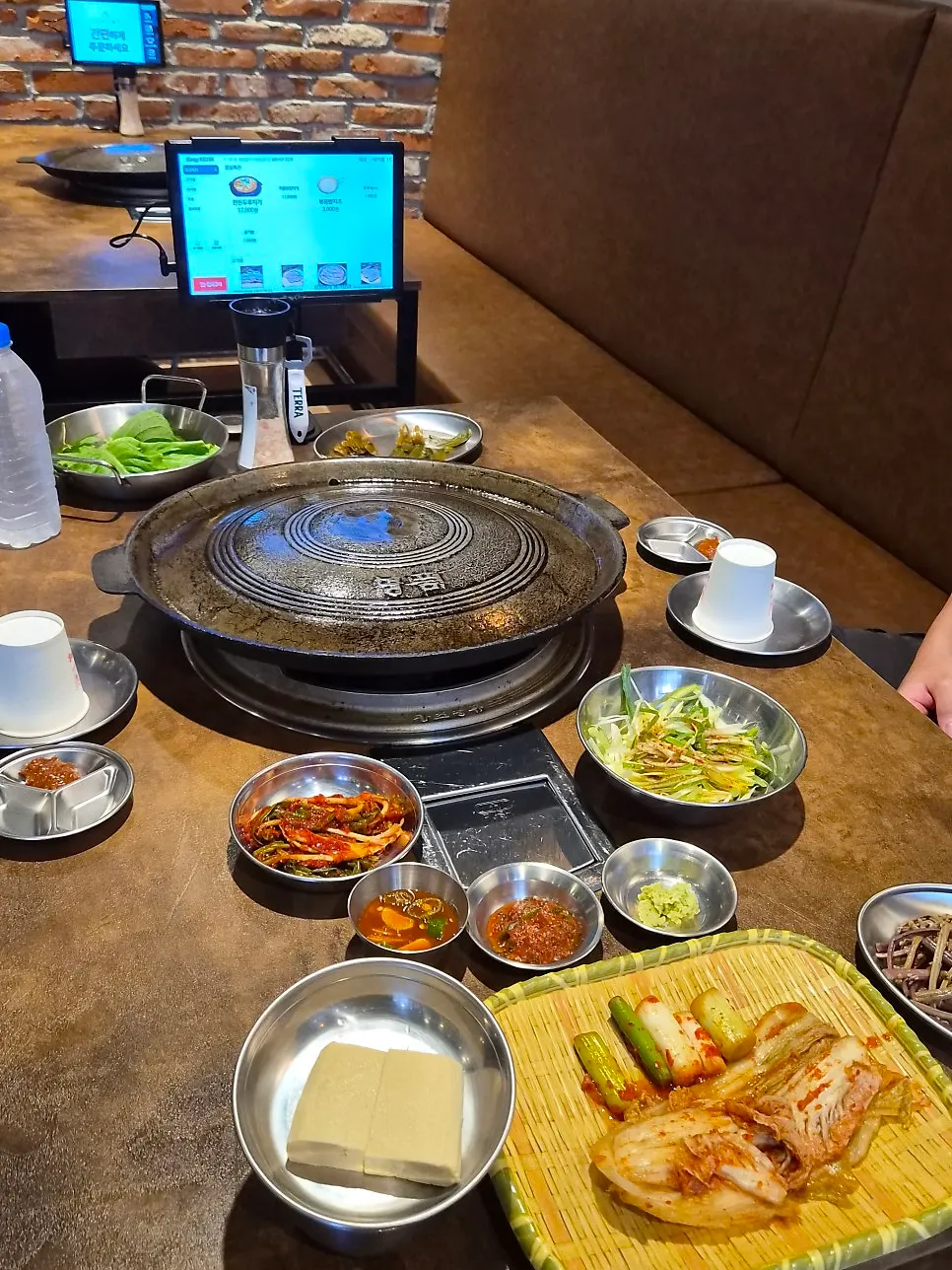 예약 시간에 맞춰 미리 세팅된 고기가온당 테이블