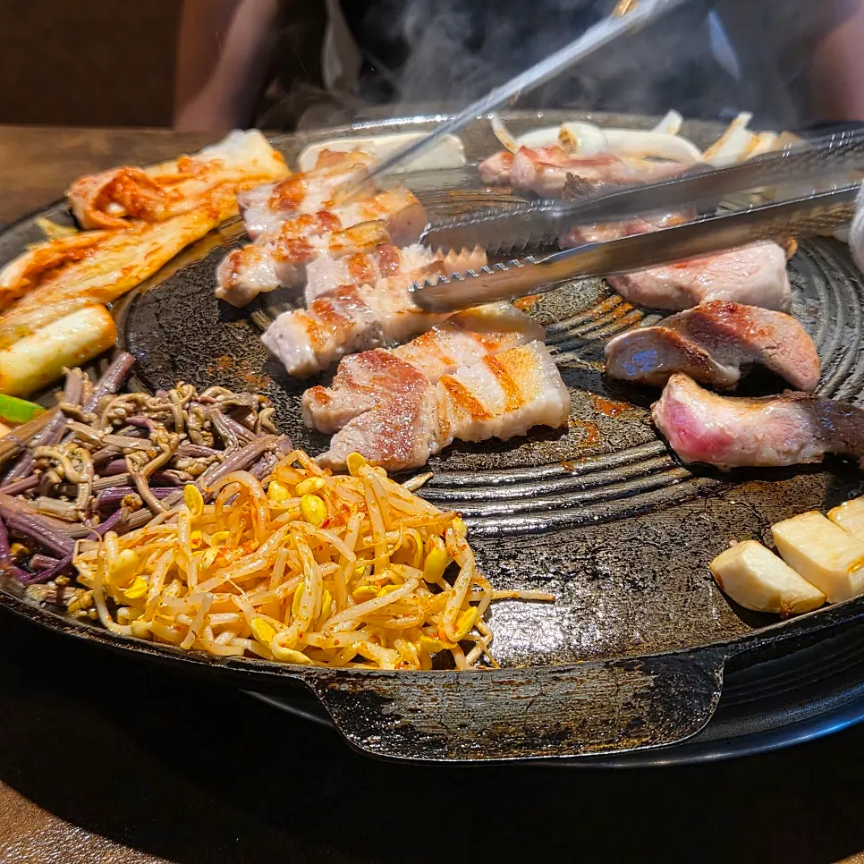 직원이 가마솥에서 구워주는 오겹살과 가브리살