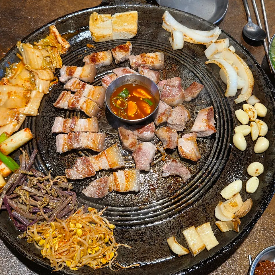 노릇하게 익어가는 고기와 곁들임 떼샷