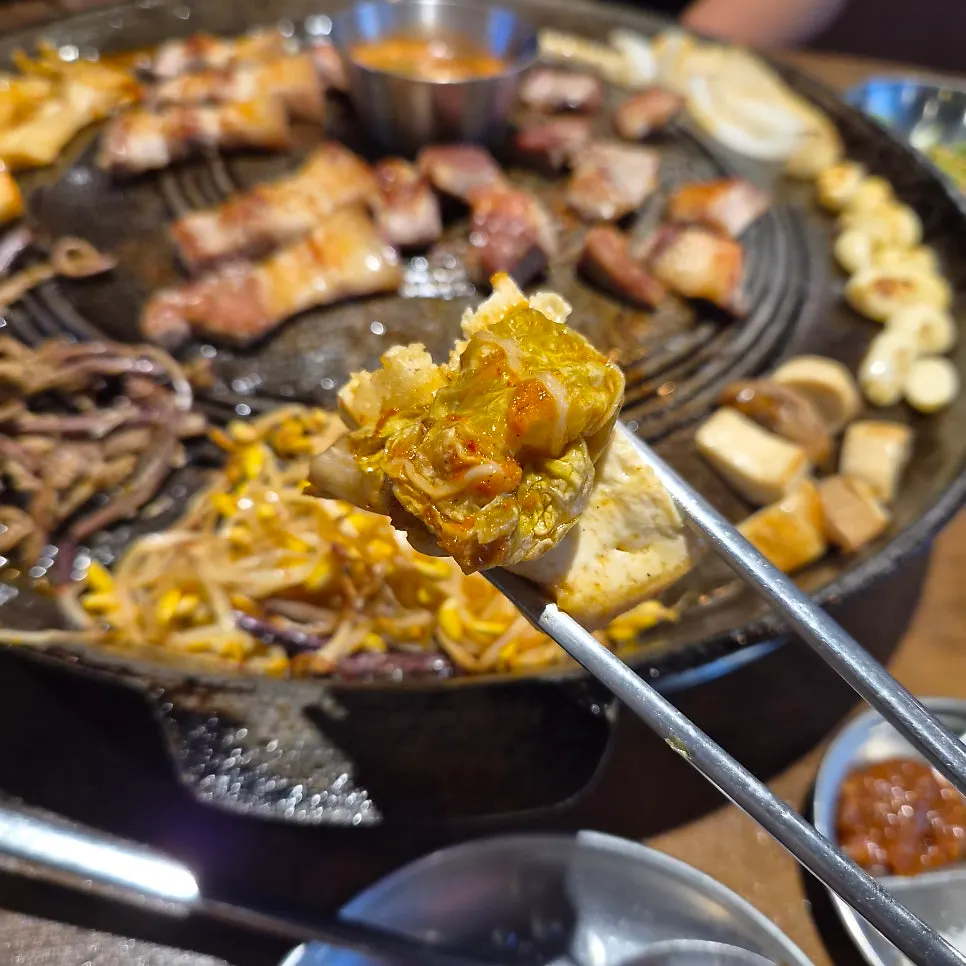 고기와 함께 구운 수제 파김치