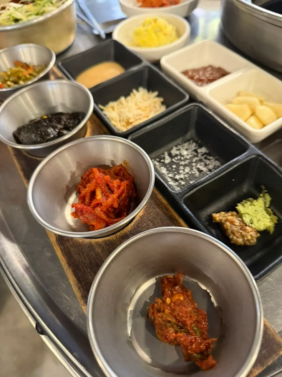 와사비 등 여러 고기 소스가 담긴 접시