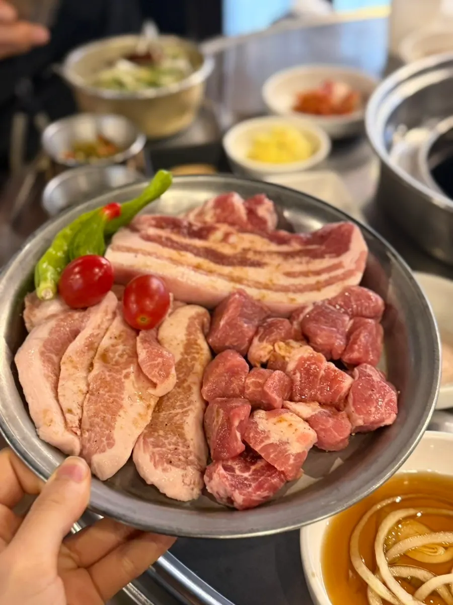 커플세트 고기 3인분과 토마토, 꽈리고추 상차림