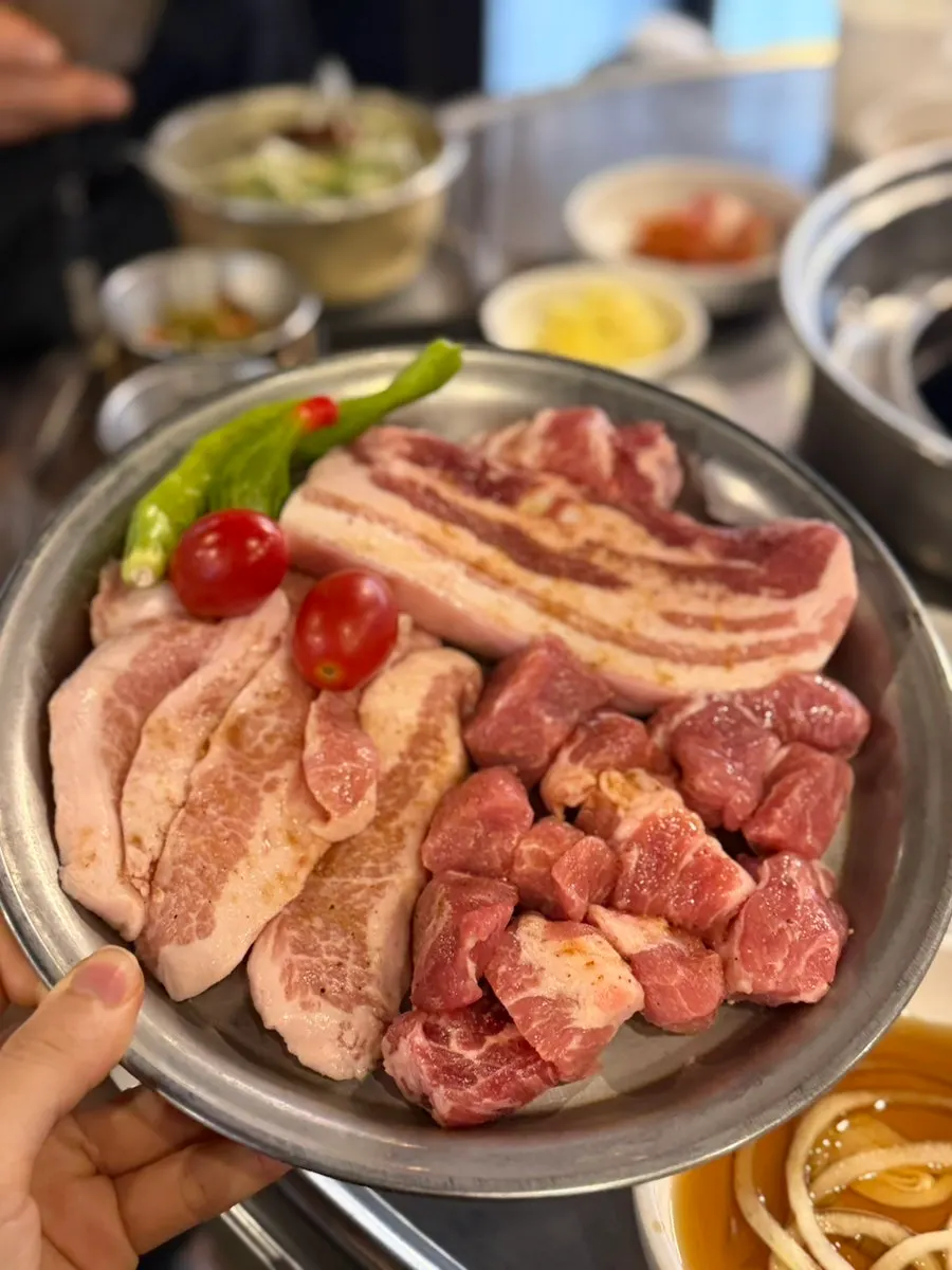 삼겹살 목살 항정살이 담긴 고기 접시