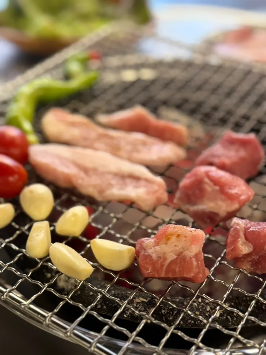 숯불 위 얇은 그릴에 올린 삼겹살
