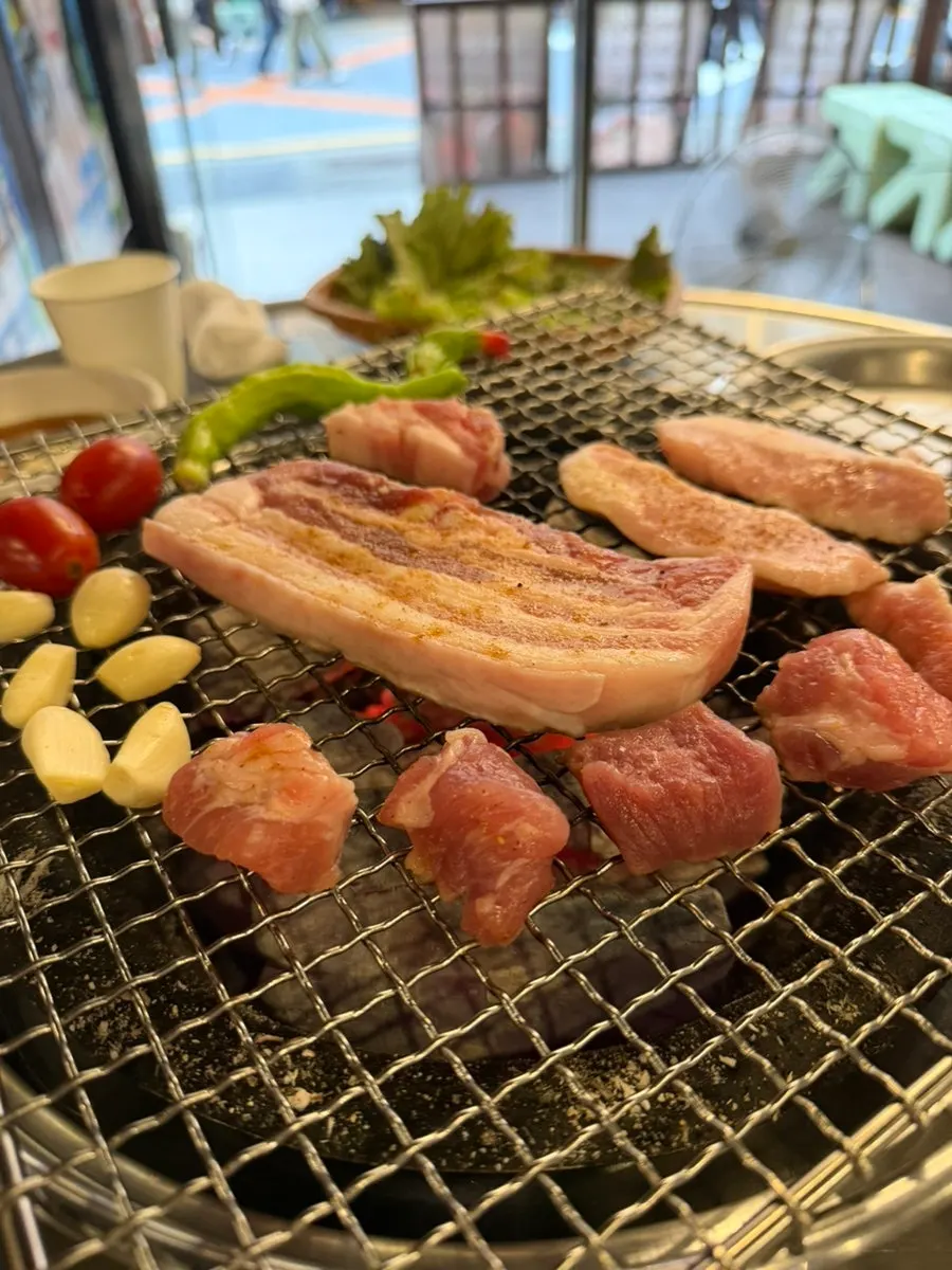 직접 굽는 숯불 불판 위 고기