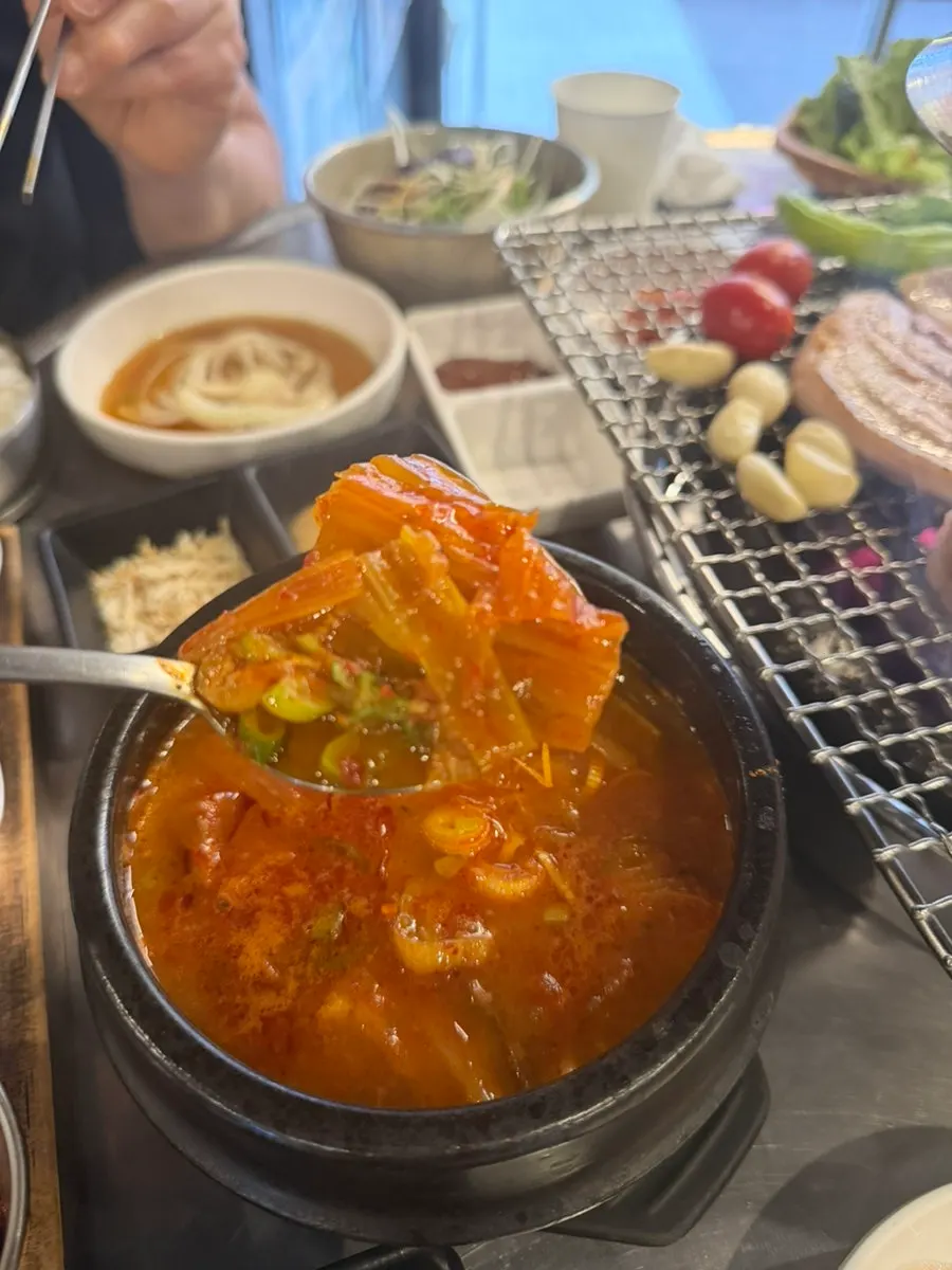 고기가 들어간 김치찌개 한 그릇