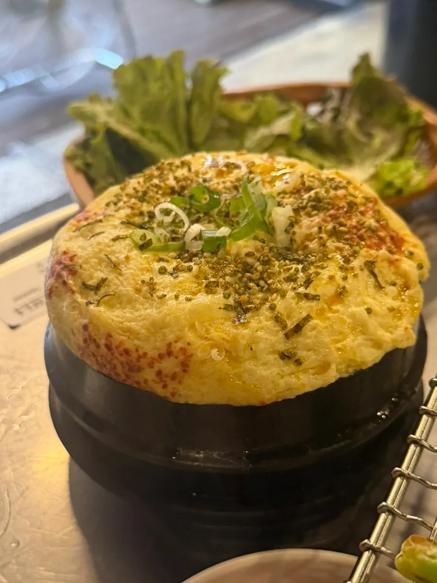 고춧가루와 후리가케를 올린 폭탄 계란찜