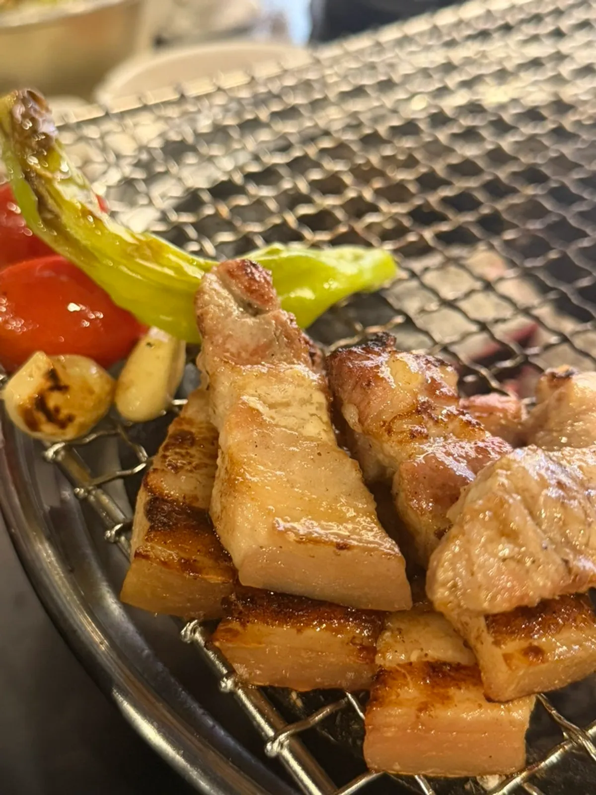 노릇하게 구워진 삼겹살 구이