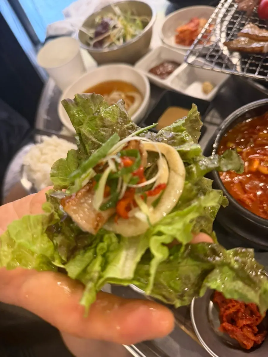 양파와 고추를 올린 상추쌈