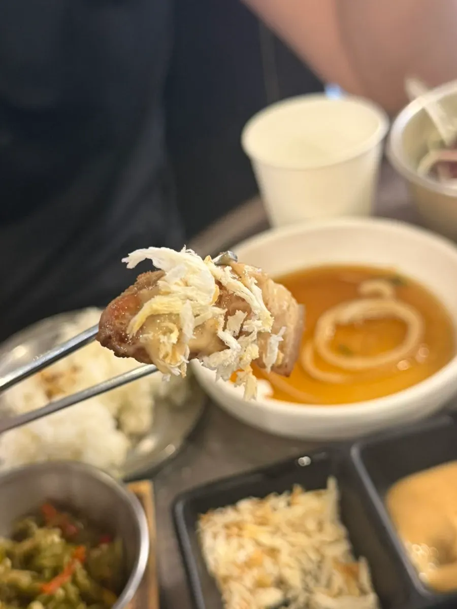구운 마늘과 고기를 함께 담은 모습