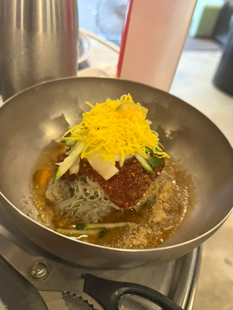 돈가스 소스에 찍은 고기 한 점