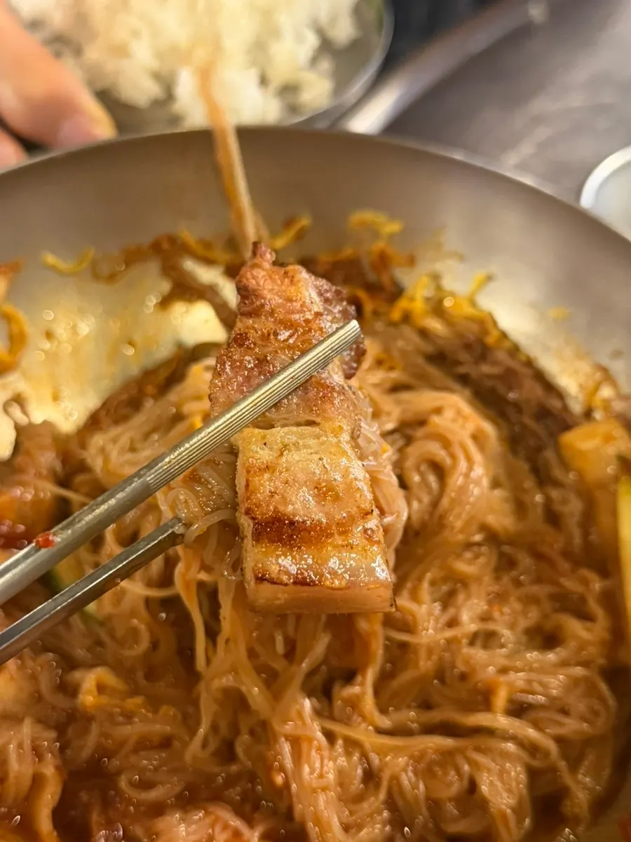 사이드 메뉴로 주문한 푸짐한 냉면