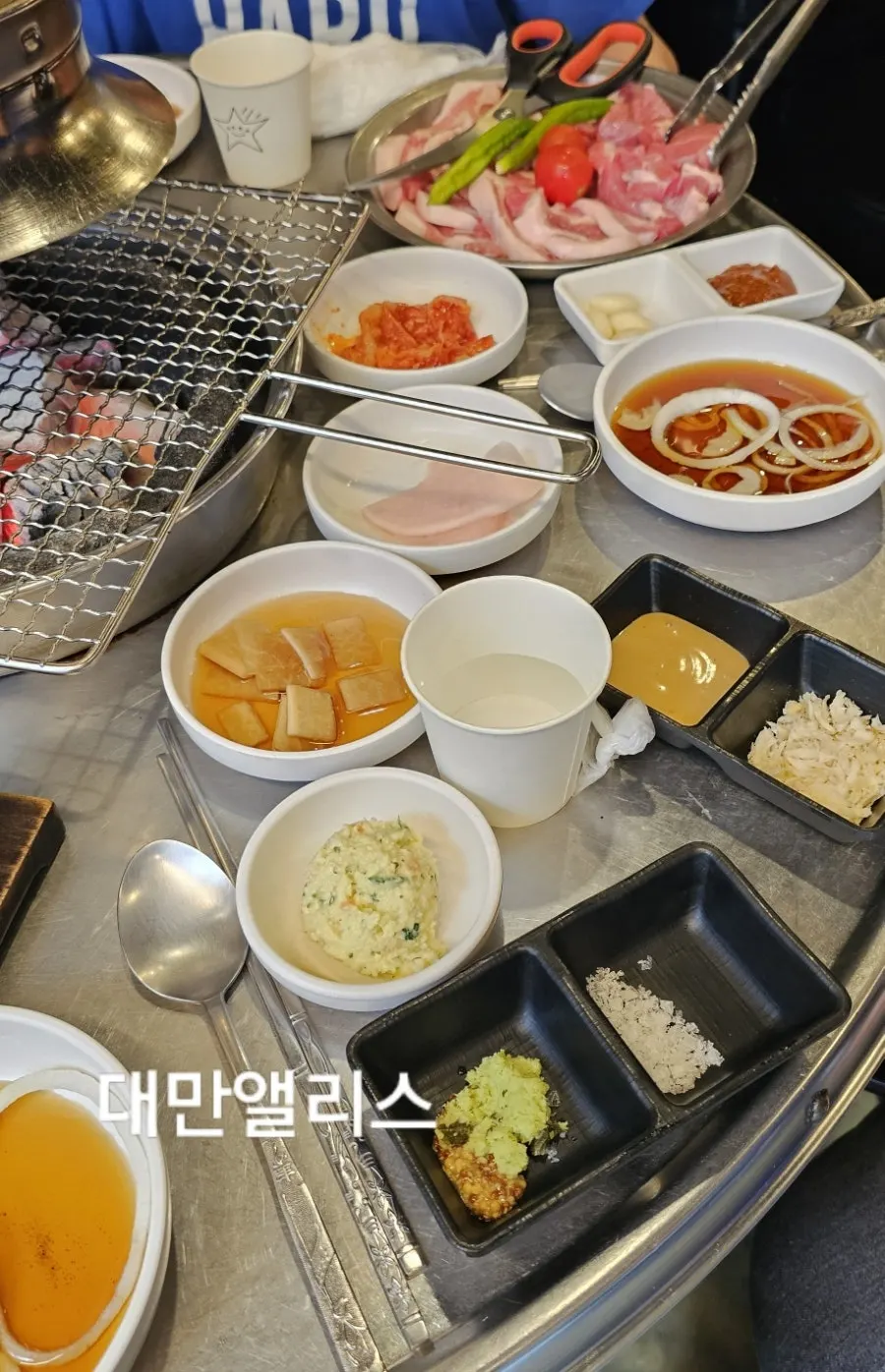 불판에 구워지는 숙성 어깨살