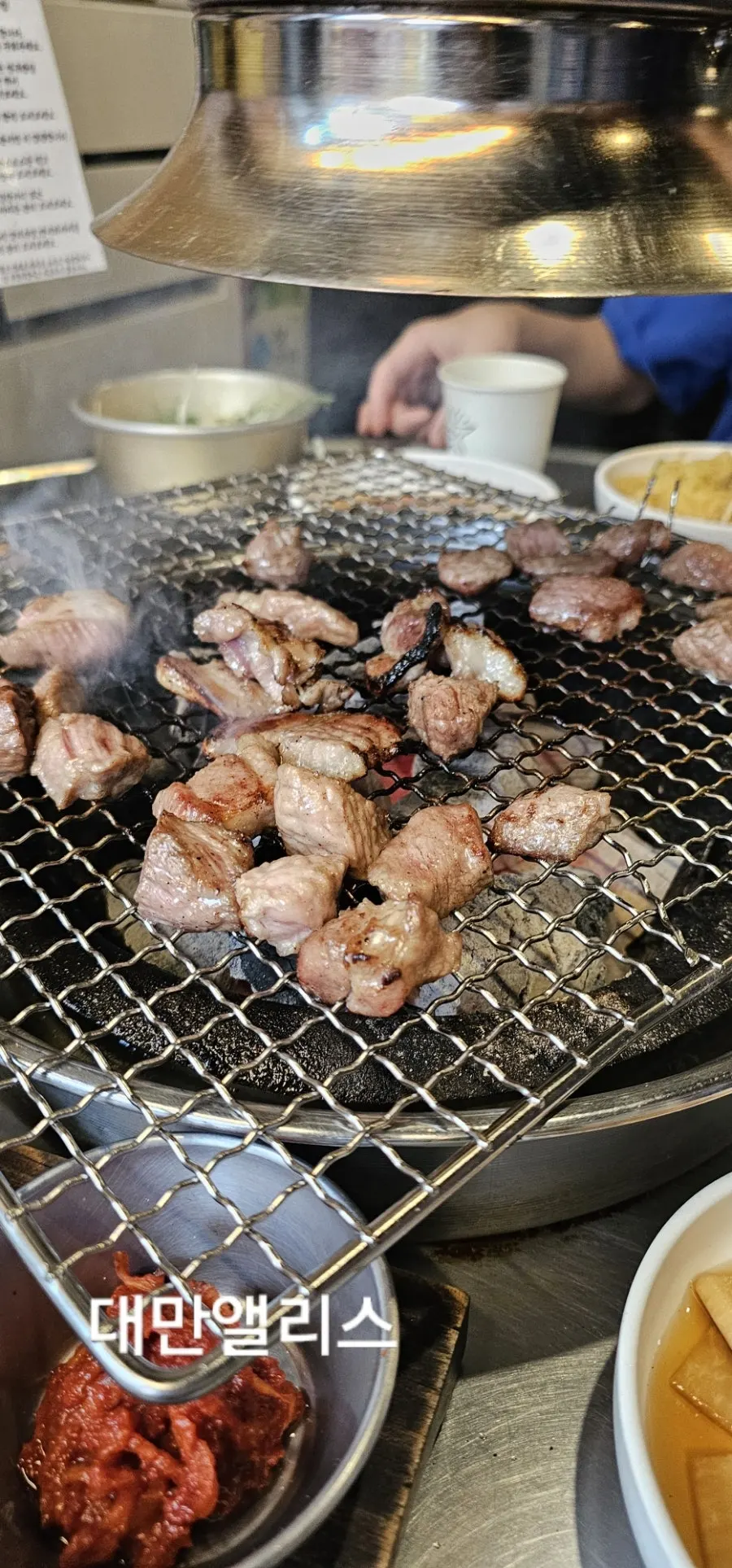 고기와 함께 나온 여러 종류의 장아찌