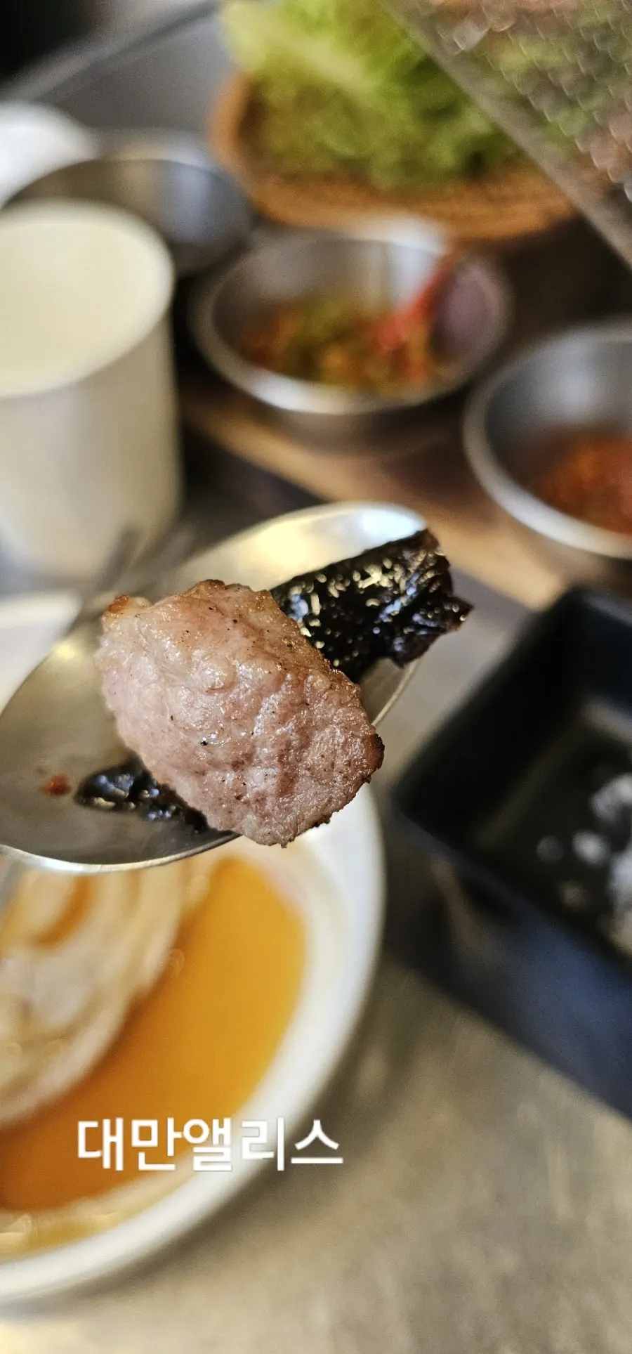 구워진 어깨살 한 점 클로즈업