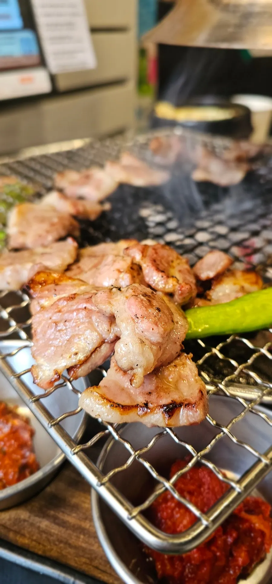 장아찌를 곁들인 숙성 돼지고기