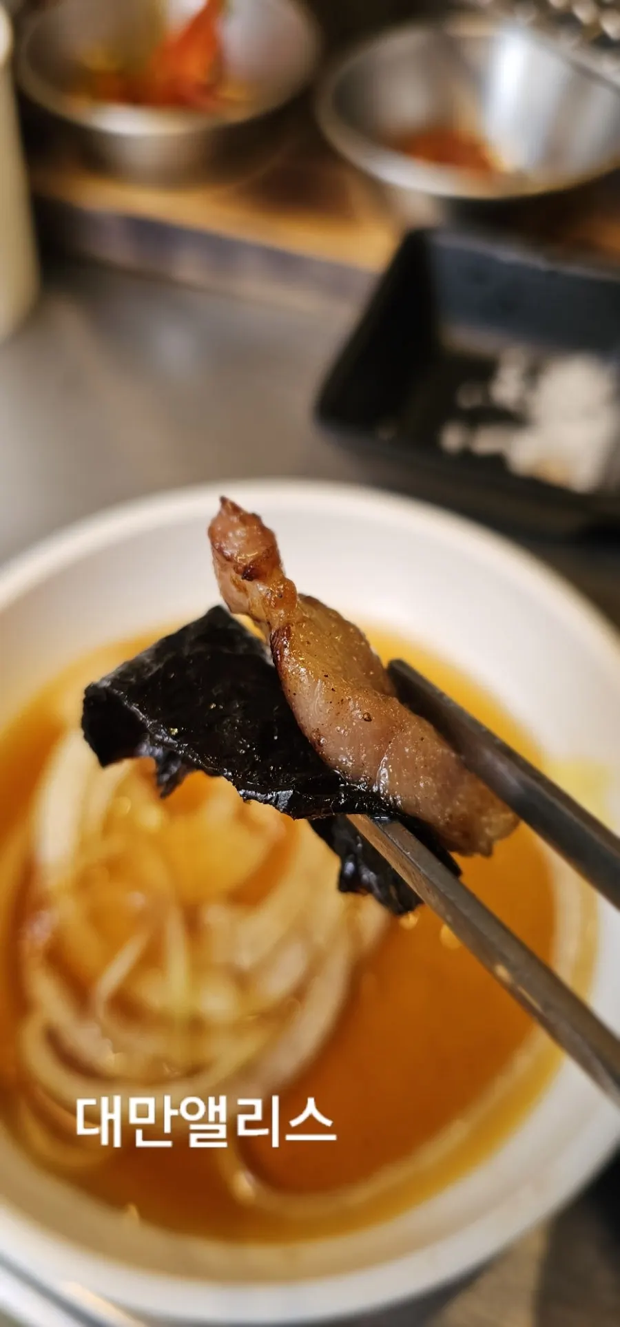 목살과 특수부위가 익어가는 불판