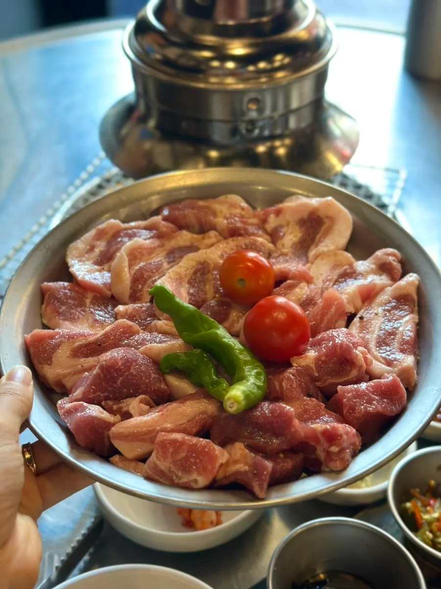Plate of the cross-aged Korean pork shoulder set