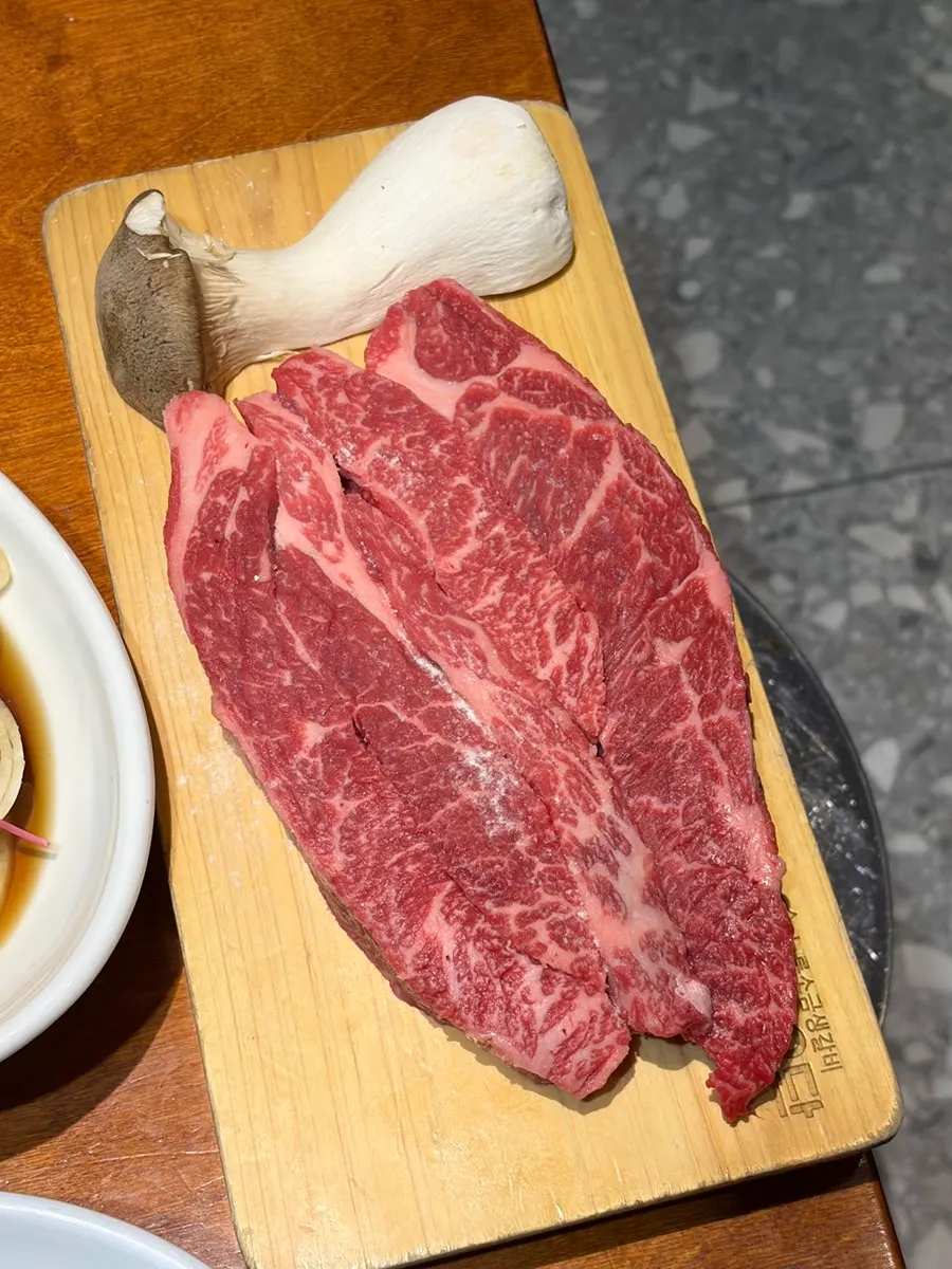 정갈하게 담긴 파김치와 밑반찬