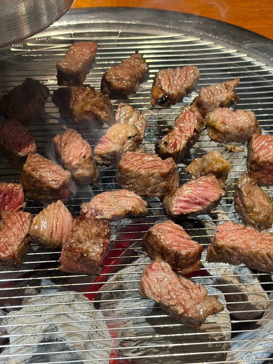 참숯 불판에 올린 두툼한 꽃갈비살