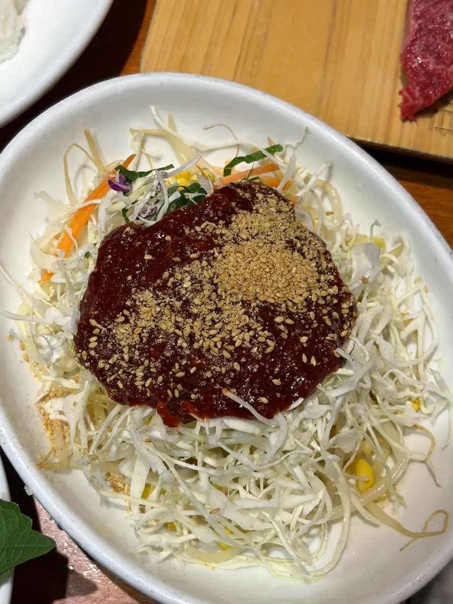 와사비밥에 고기와 육회를 올린 한입