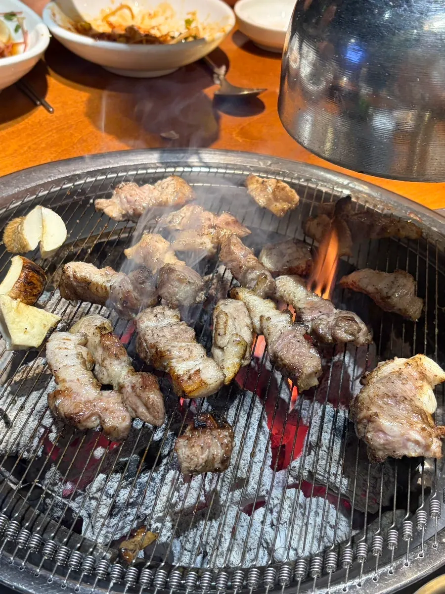 숯불에 굽는 도톰한 삼겹살