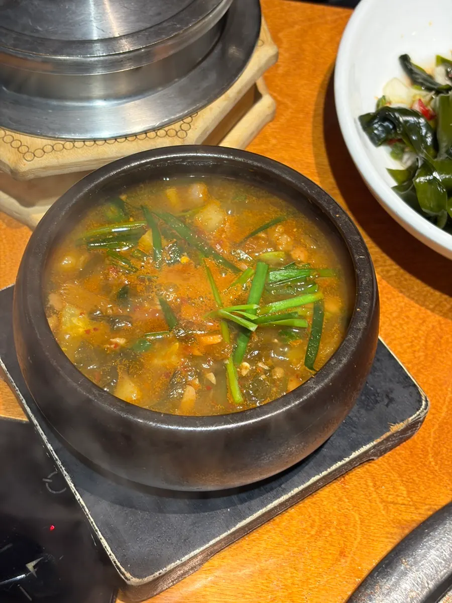 영양솥밥과 얼큰한 돼지찌개 상차림