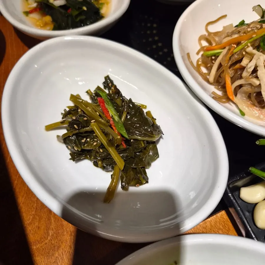 Salt and sauce dishes for dipping the beef