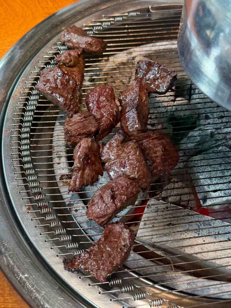 불판 위 안창살과 새송이버섯