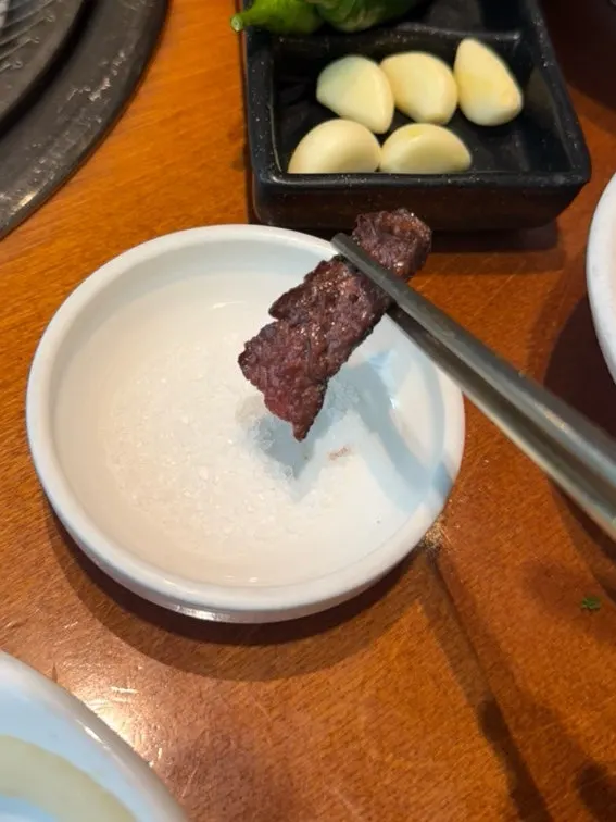 구운 안창살 한 점 집어 올린 모습