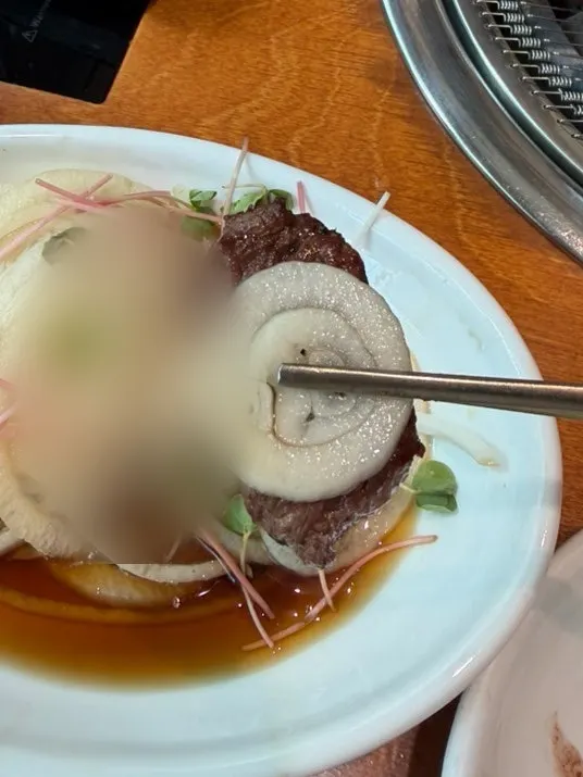 소금에 찍은 안창살 한 점