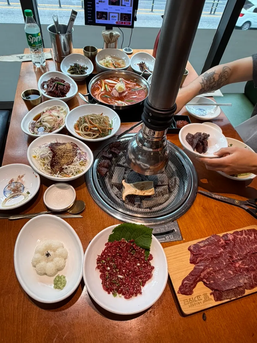 육회와 쫄면, 초밥밥, 김치찌개로 구성된 9단세트