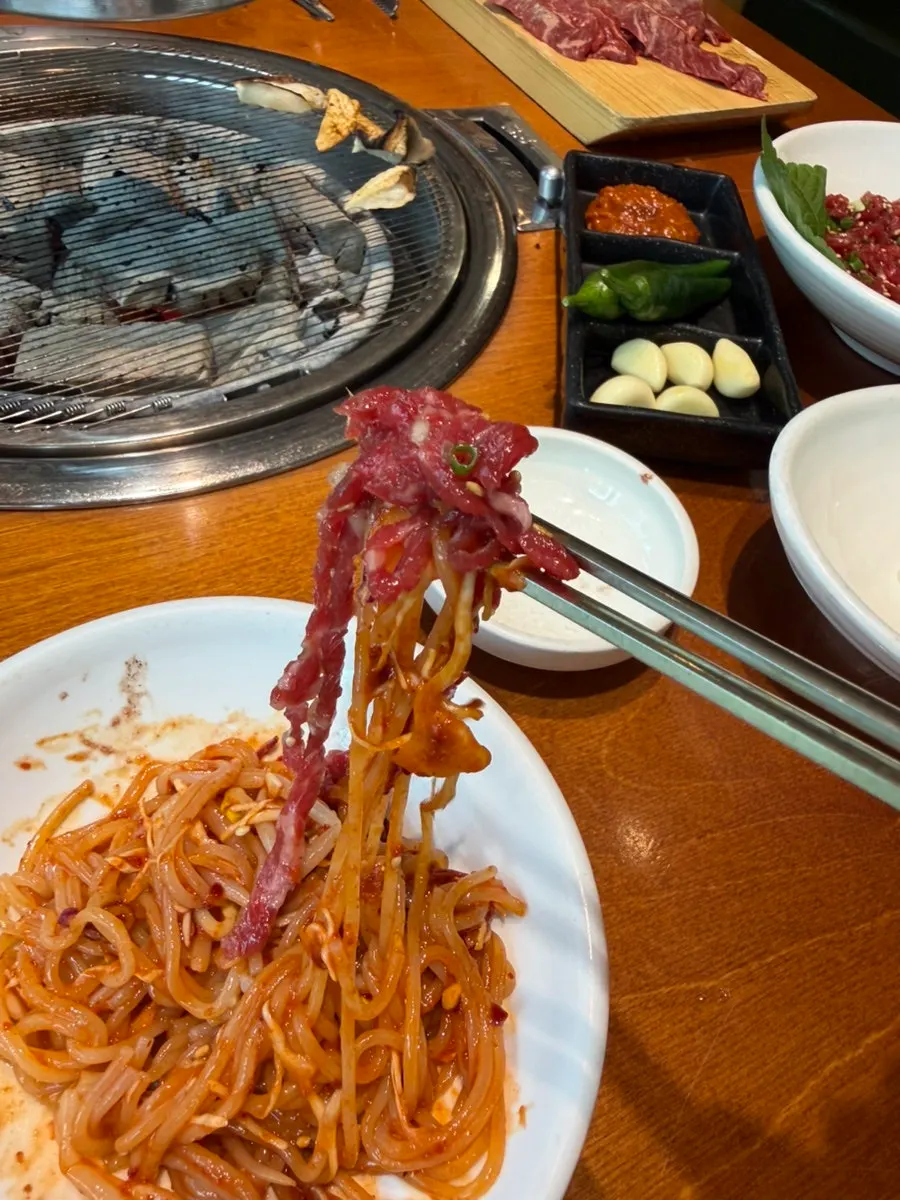 쫄면 위에 구운 고기를 올린 조합
