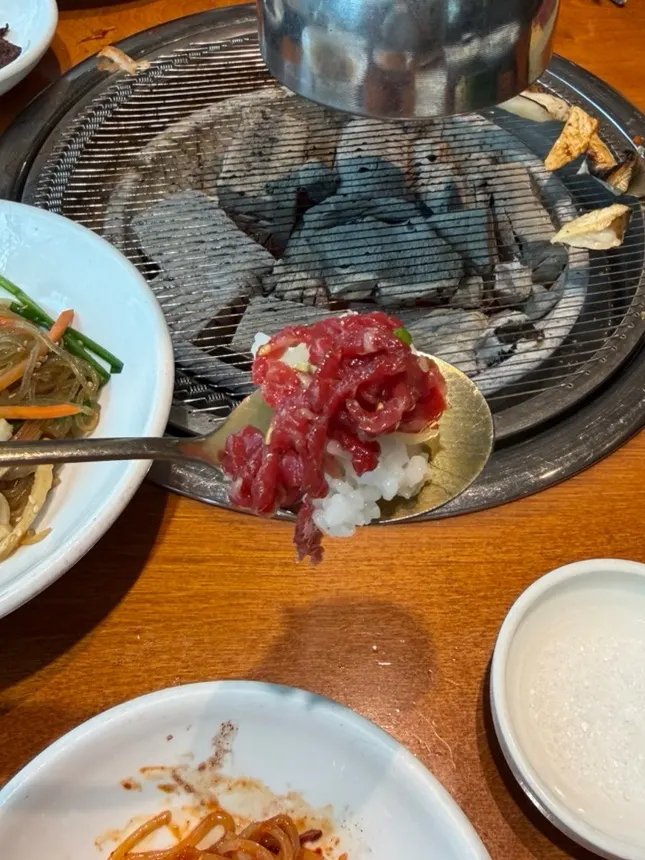 와사비 초밥밥 위에 올린 육회초밥