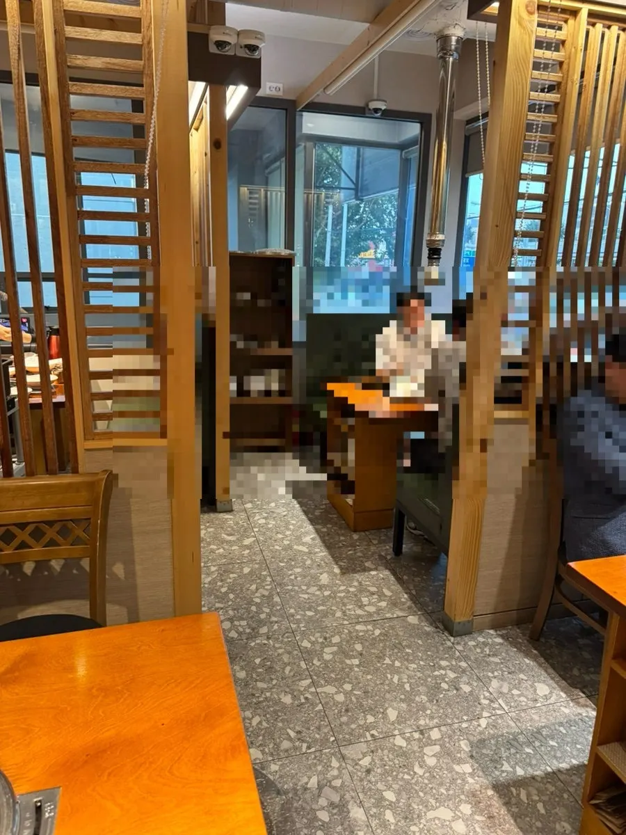 Clean, tidy interior of Gogi 9dan Chimsan Direct Branch