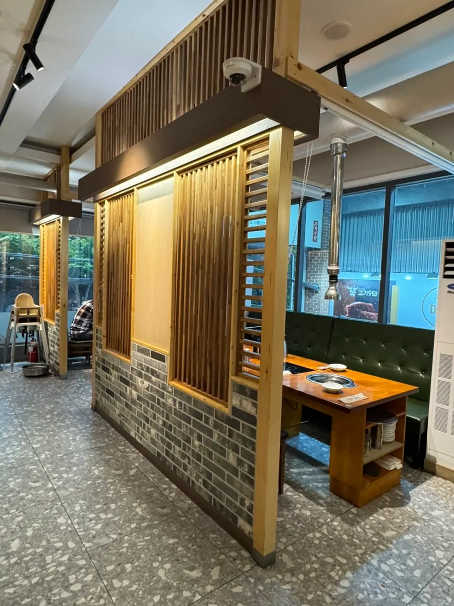 Spacious hall with window seating